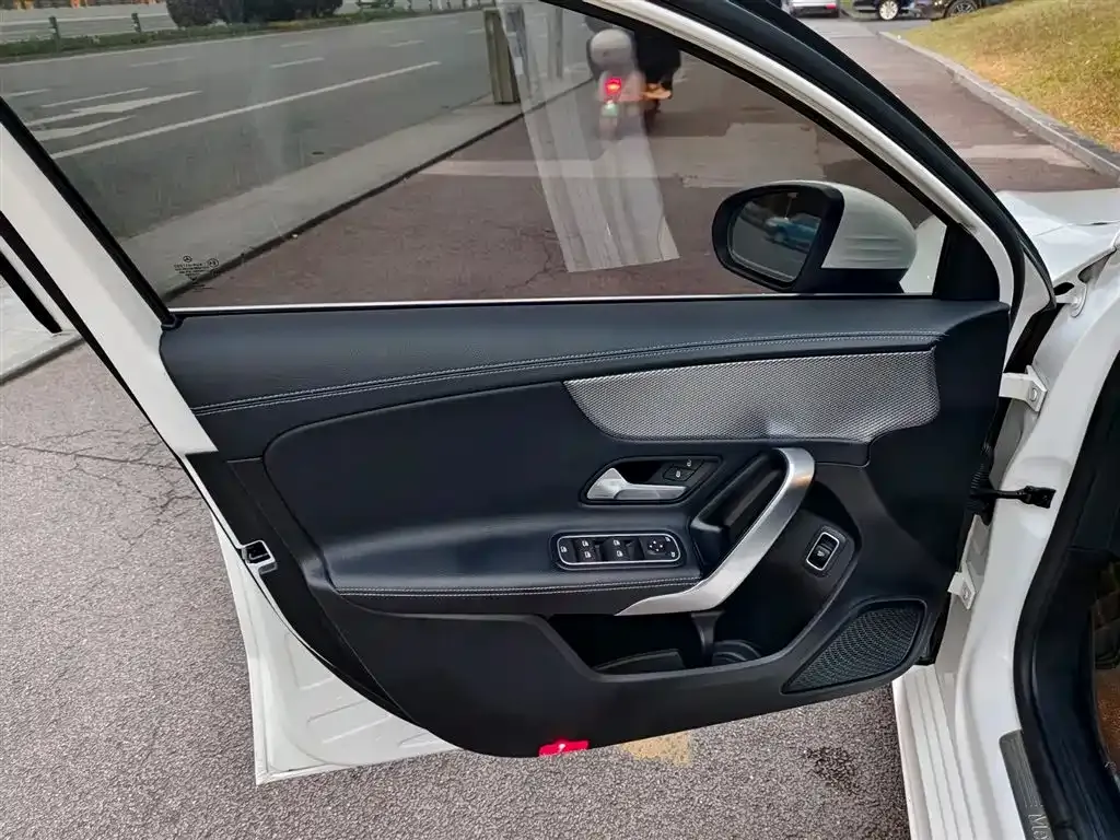Mercedes-Benz A-Class 2023 из CN, фото 3