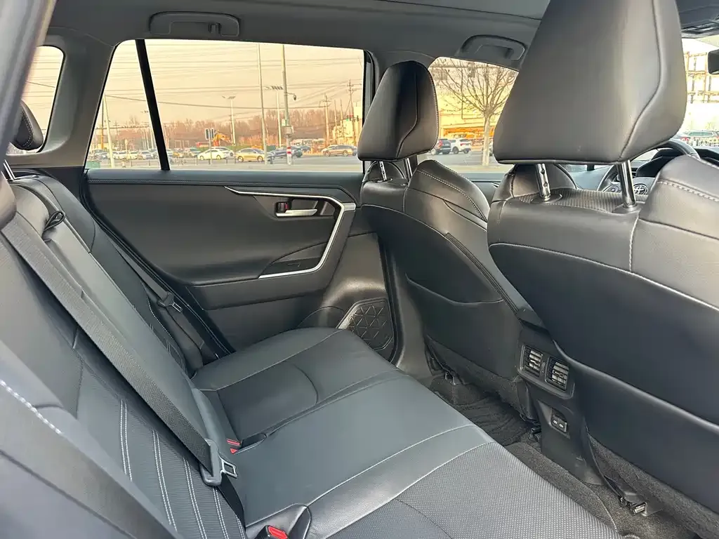 Toyota Wildlander 2023 из CN, фото 2