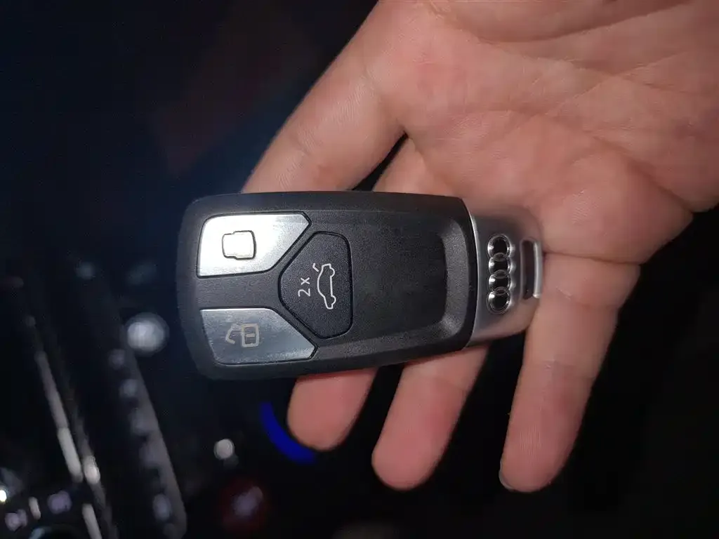 Audi A4L 2021 из CN, фото 9
