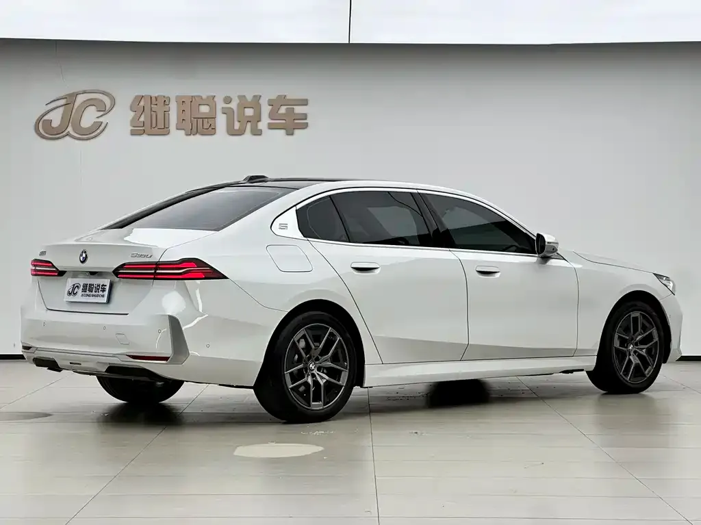 BMW 5 Series 2025 из CN, фото 4