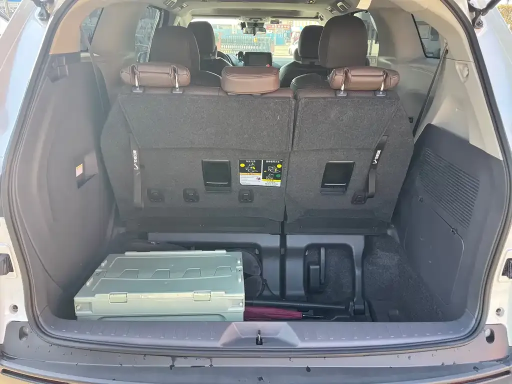 Toyota Sienna 2023 из CN, фото 2