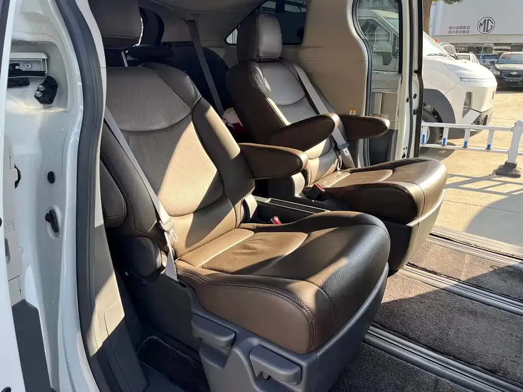 Toyota Sienna 2023 из CN, фото 6