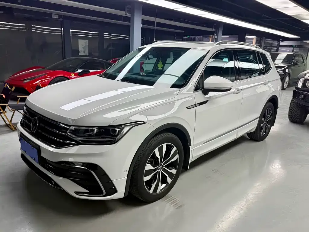 Volkswagen Tiguan L — фото 1