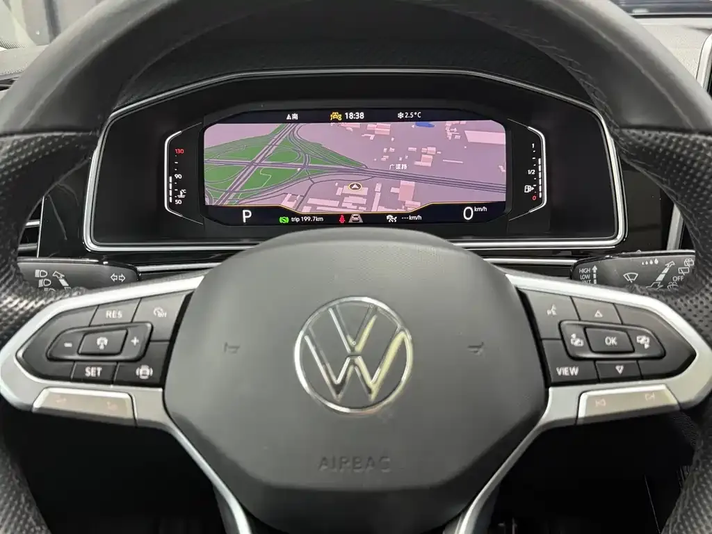 Volkswagen Tiguan L — фото 3