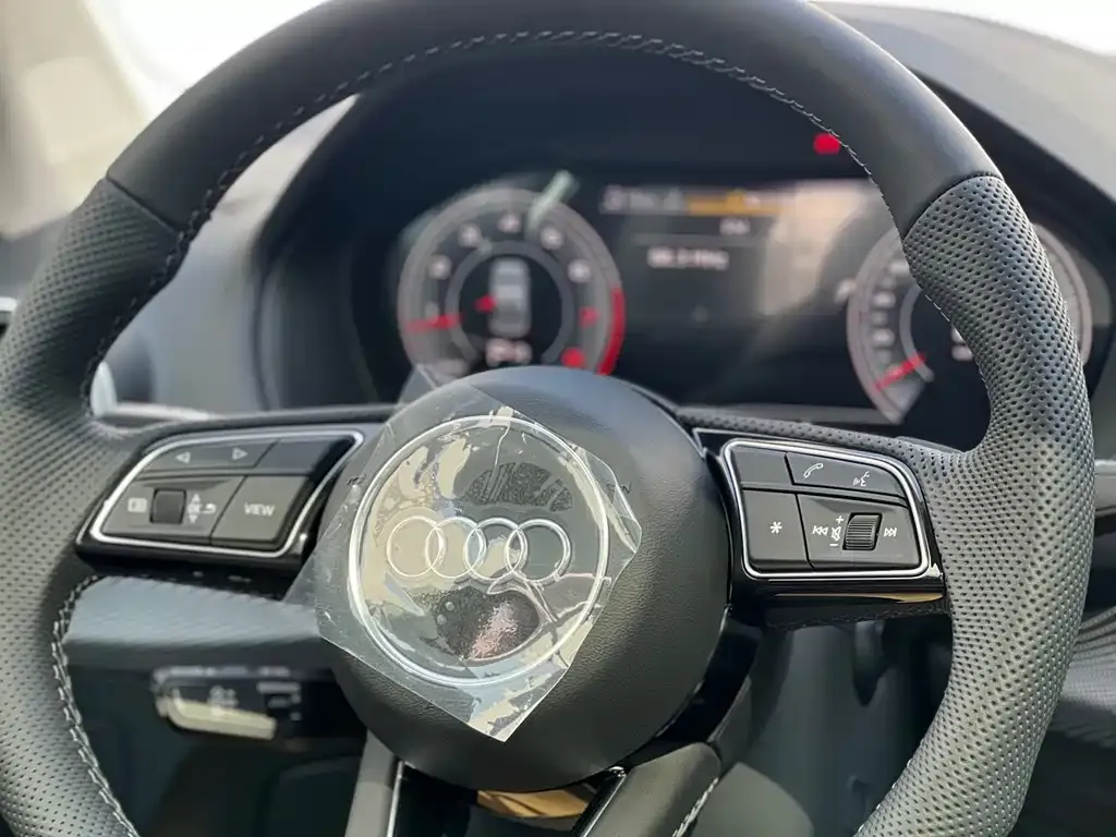 Audi Q2L 2025 из CN, фото 4