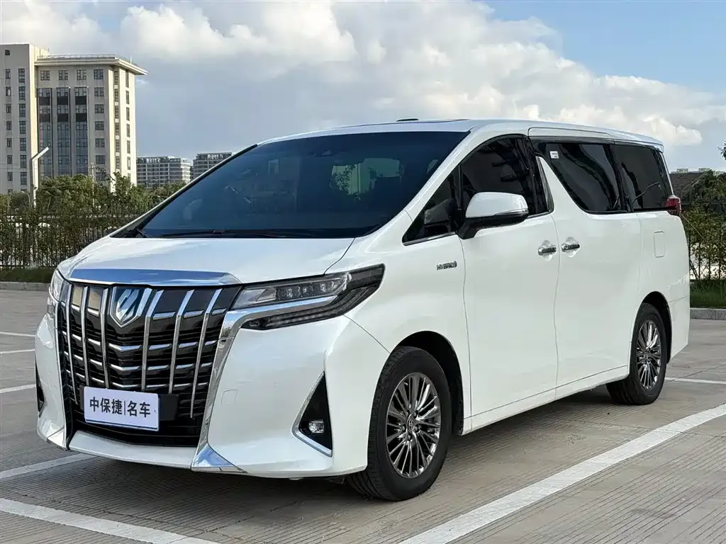 Toyota Alphard — фото 1