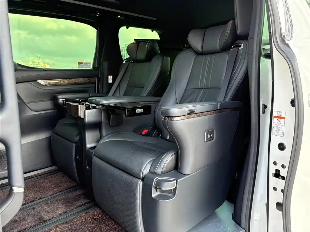 Toyota Alphard — фото 9