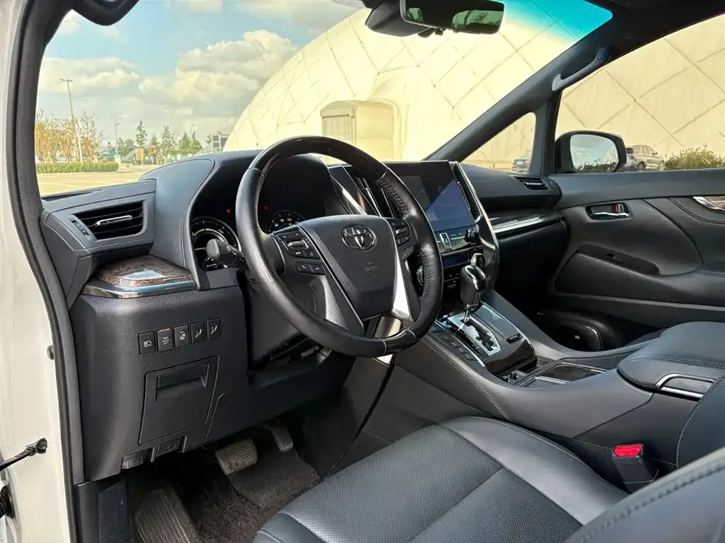 Toyota Alphard — фото 5