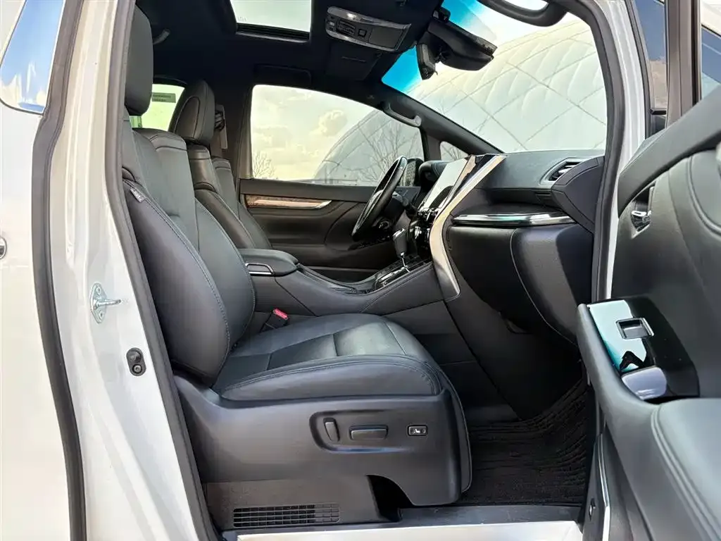 Toyota Alphard — фото 2