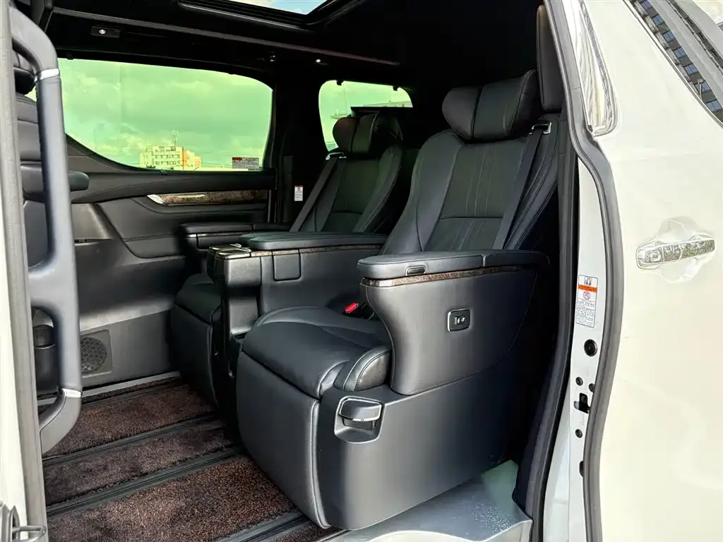 Toyota Alphard — фото 4