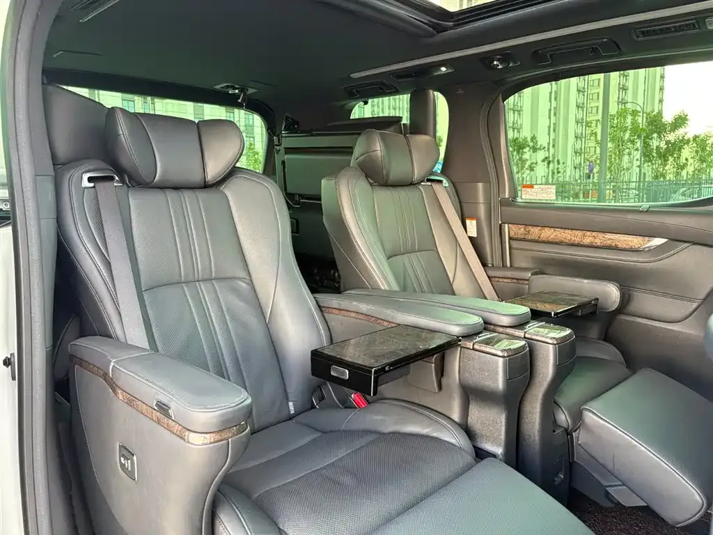Toyota Alphard — фото 10