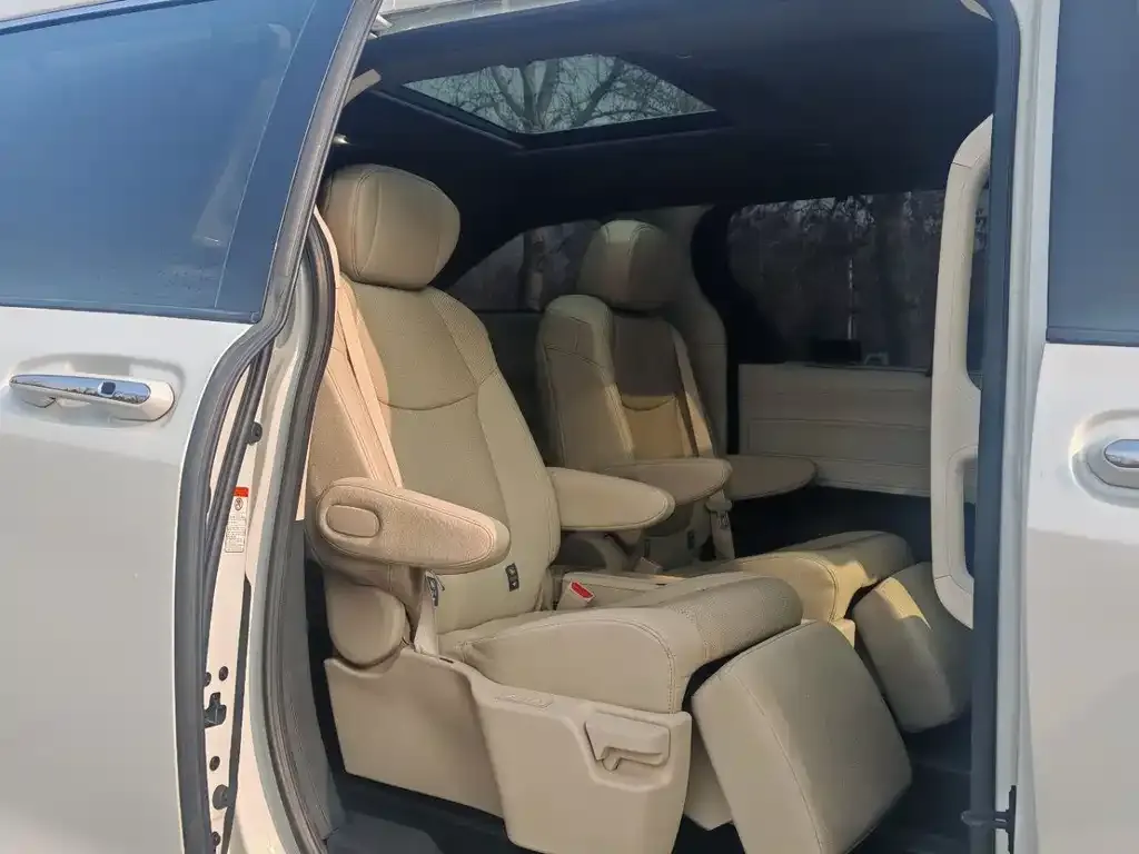Toyota Granvia 2022 из CN, фото 2