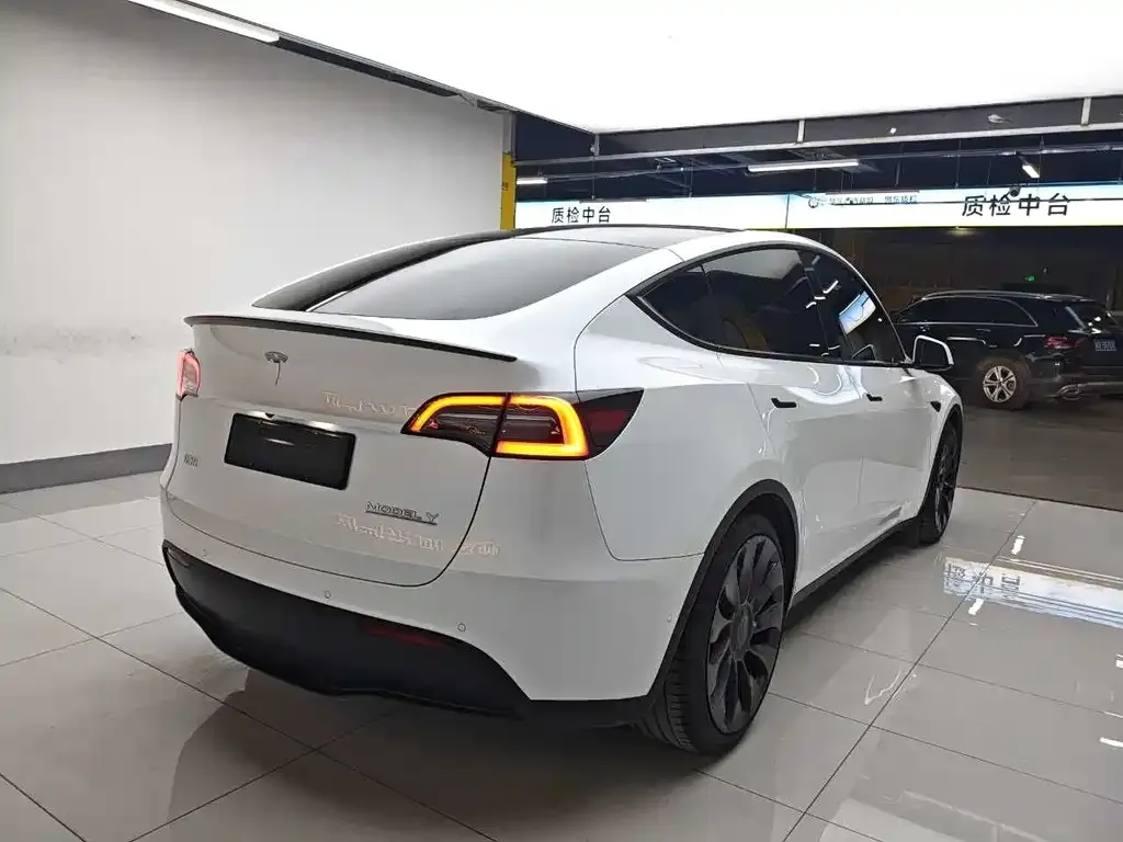 Tesla Model Y — фото 6
