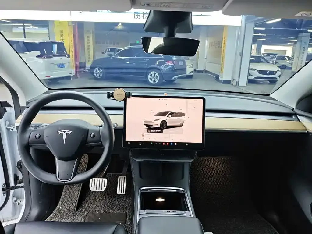 Tesla Model Y — фото 9