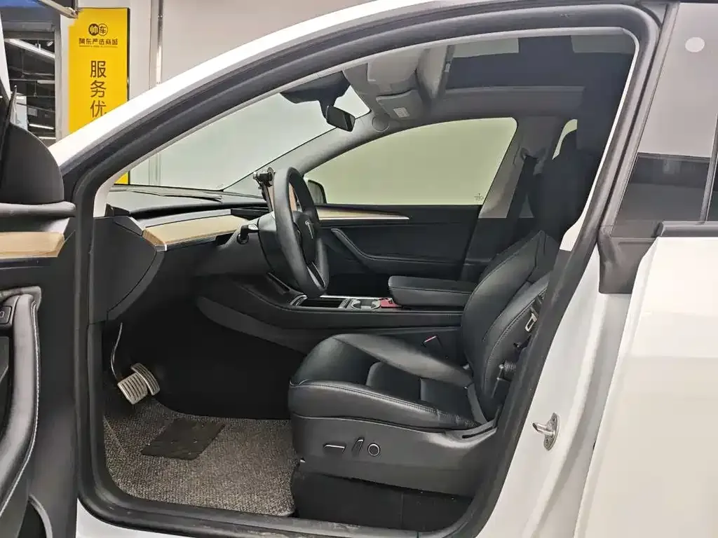 Tesla Model Y — фото 10