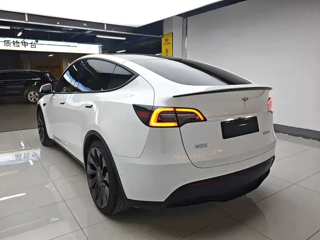 Tesla Model Y — фото 4