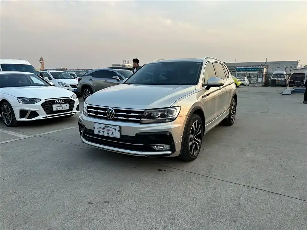 Volkswagen Tiguan L — фото 1