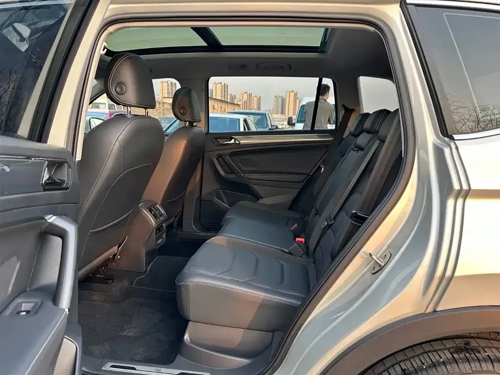 Volkswagen Tiguan L — фото 10