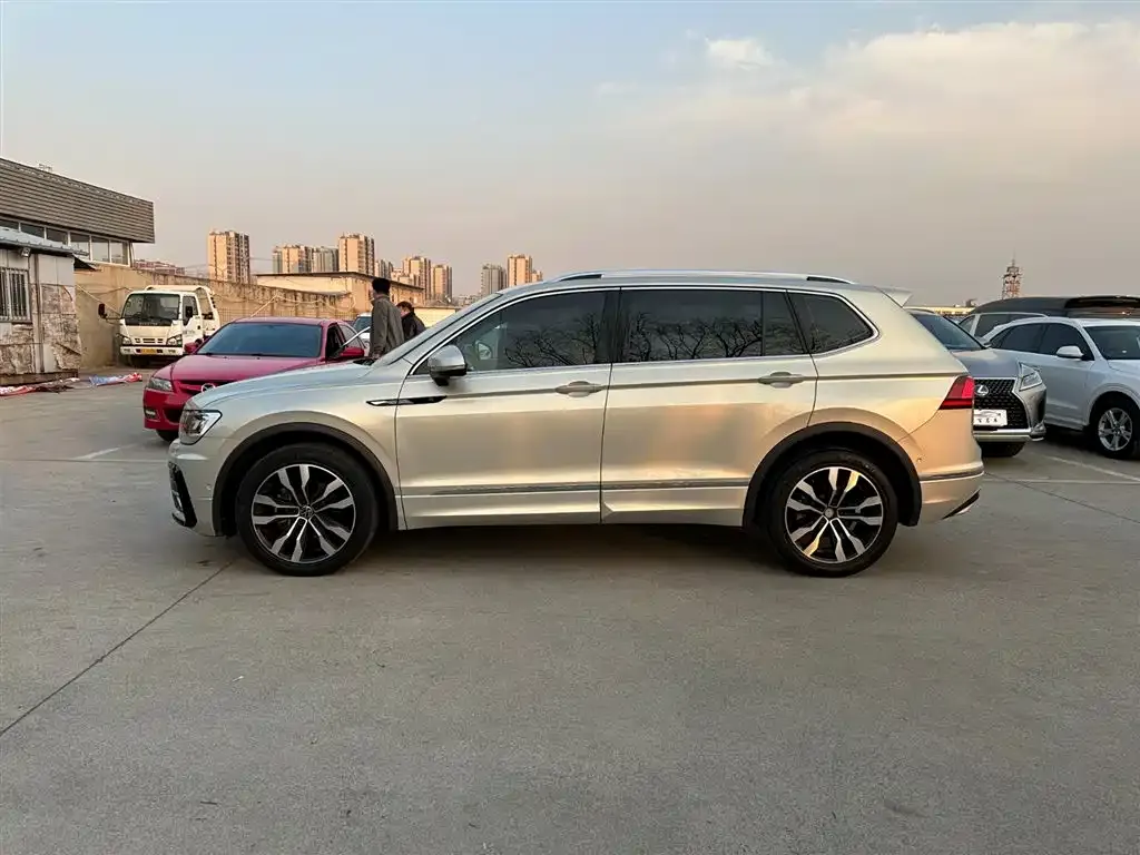 Volkswagen Tiguan L — фото 7