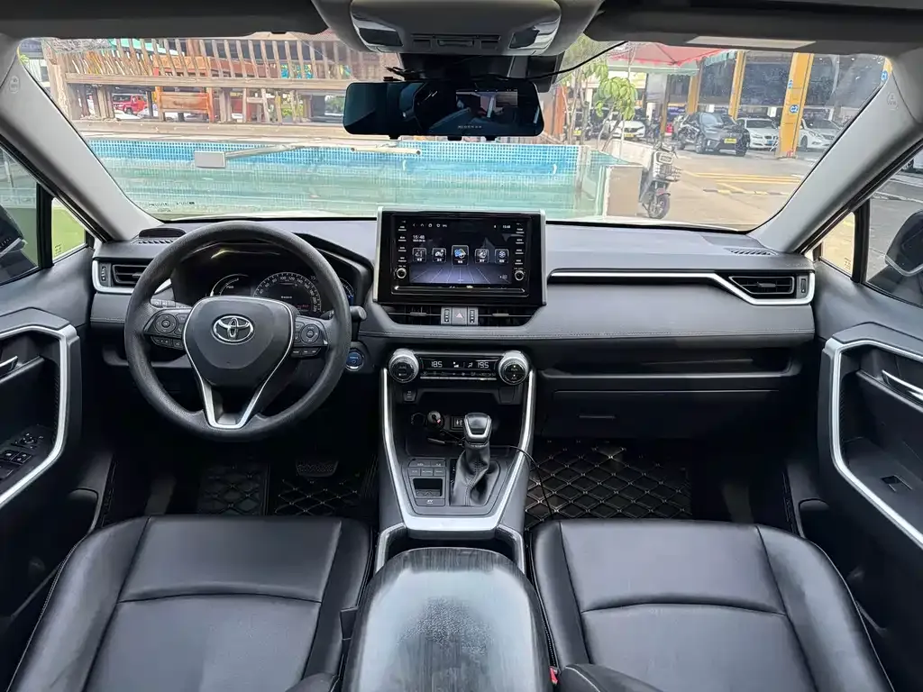 Toyota RAV4 — фото 8