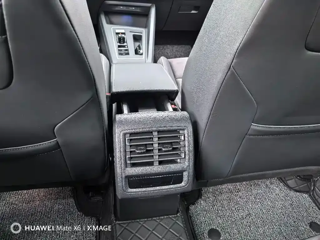 Volkswagen Golf 2024 из CN, фото 10