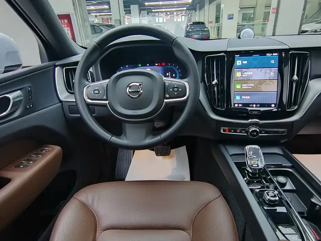 Volvo XC60 — фото 10