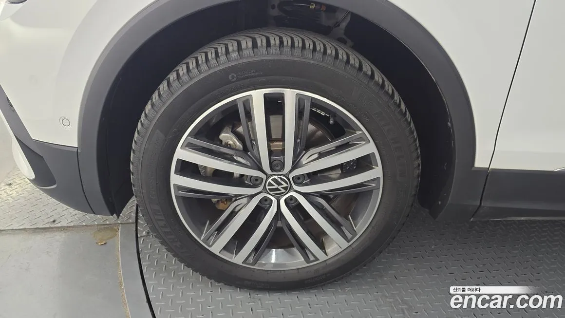 Volkswagen Tiguan — фото 6