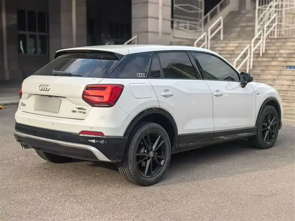 Audi Q2L — фото 10