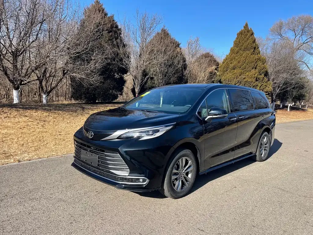 Toyota Sienna — фото 1