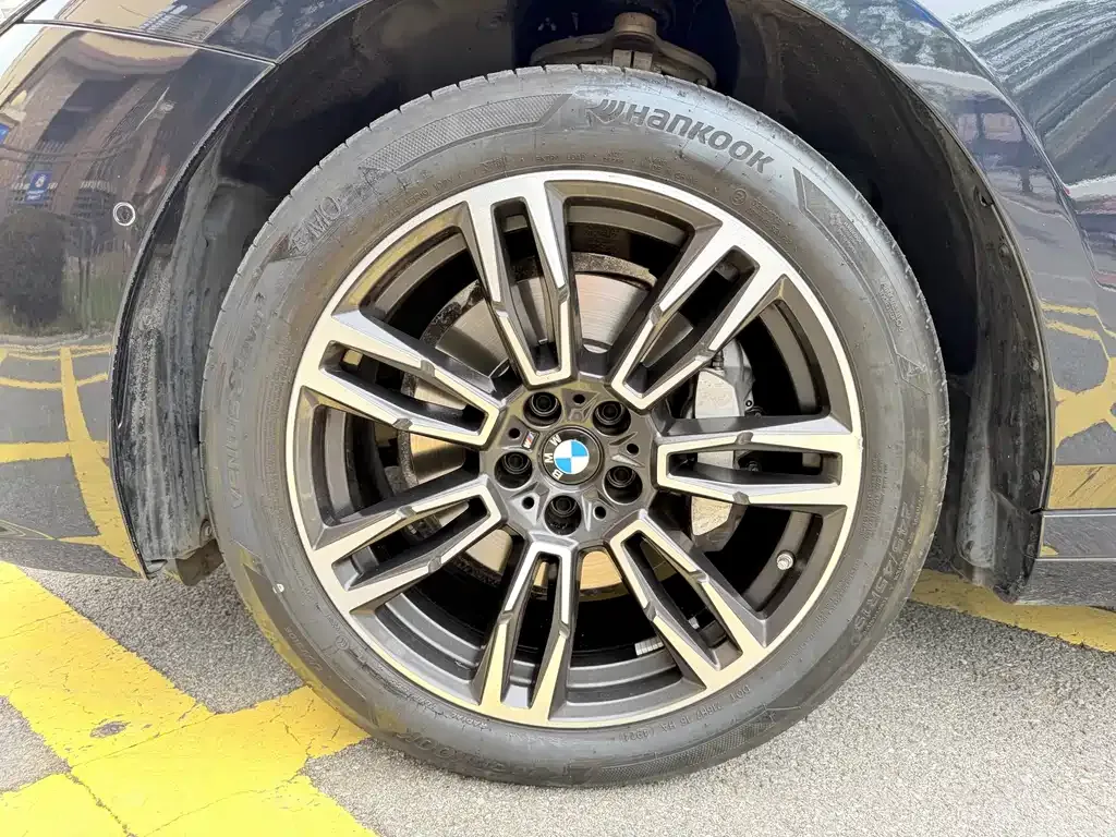 BMW 5 Series 2025 из CN, фото 9