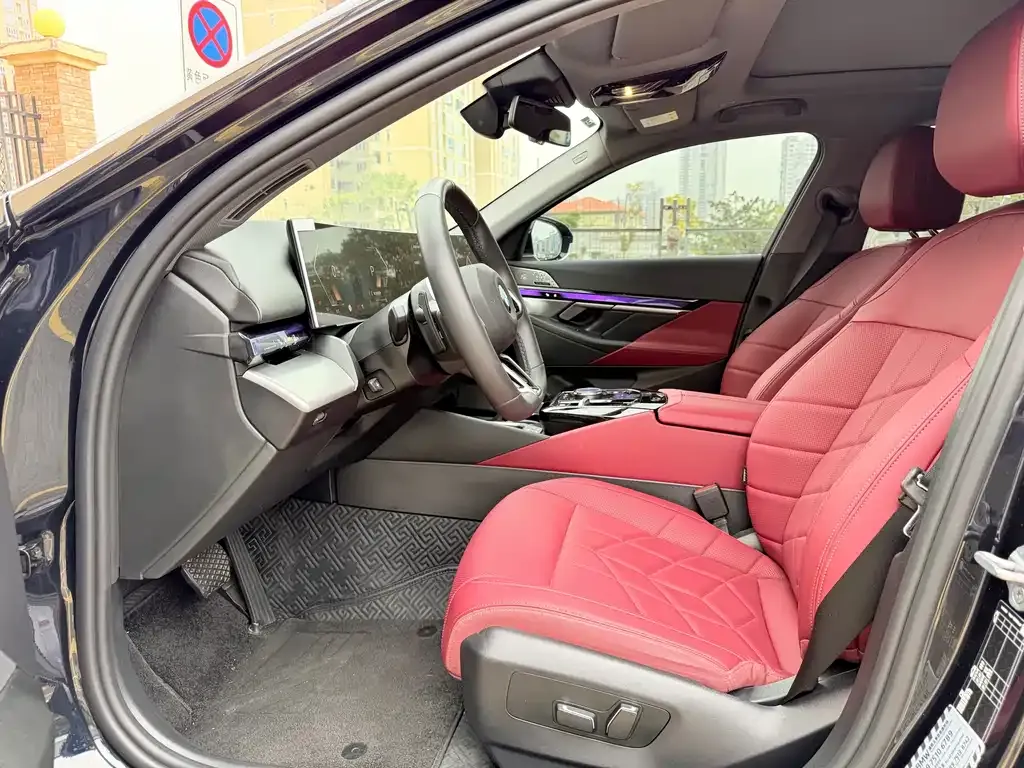BMW 5 Series 2025 из CN, фото 4