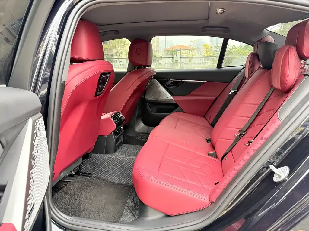 BMW 5 Series 2025 из CN, фото 10