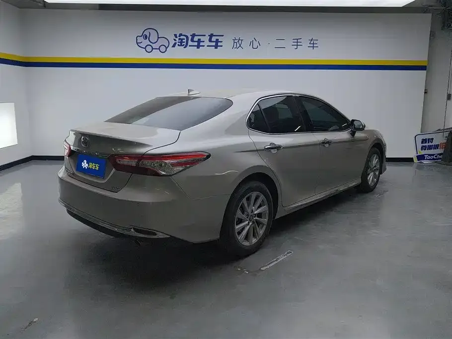 Toyota Camry — фото 2