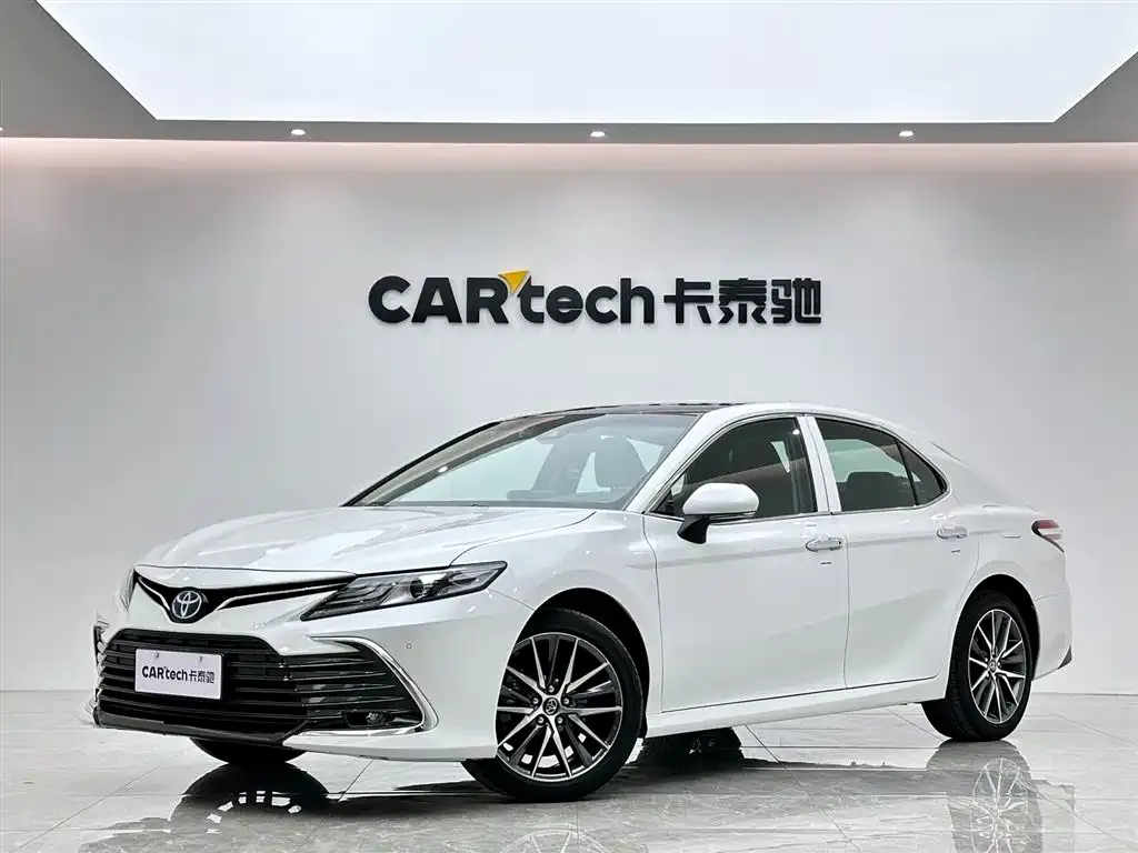 Toyota Camry — фото 1