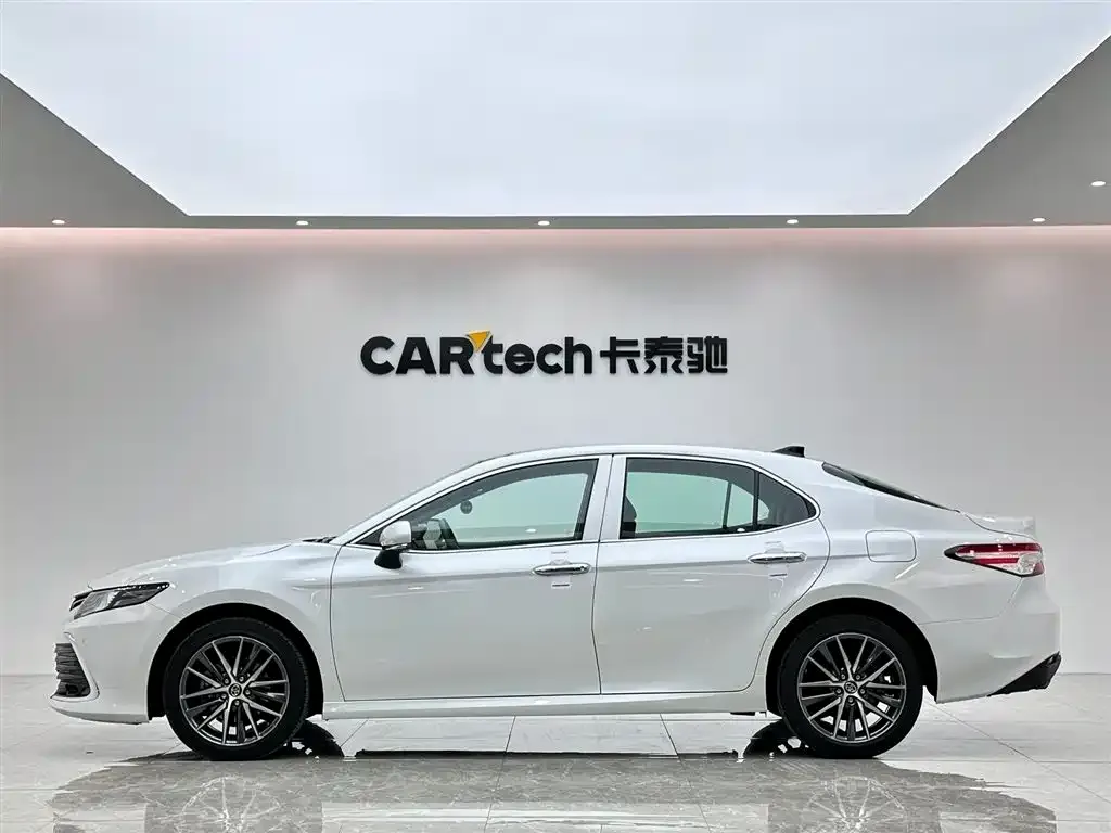 Toyota Camry — фото 9