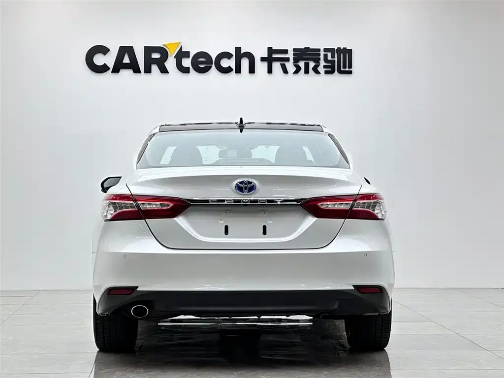 Toyota Camry — фото 2