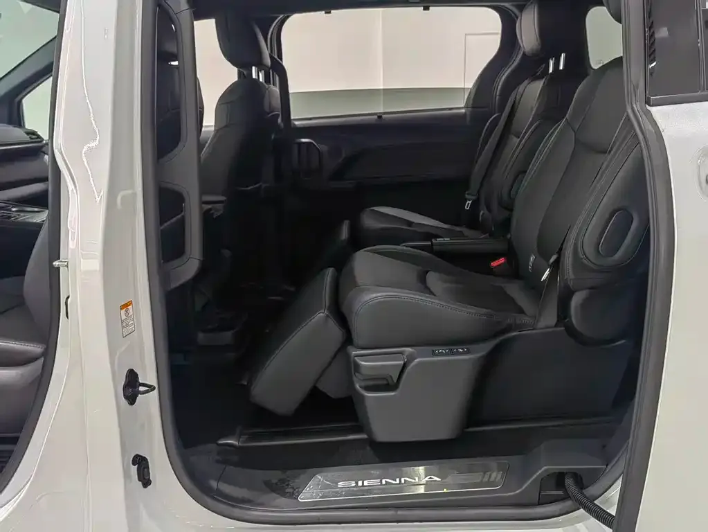 Toyota Sienna 2023 из CN, фото 2