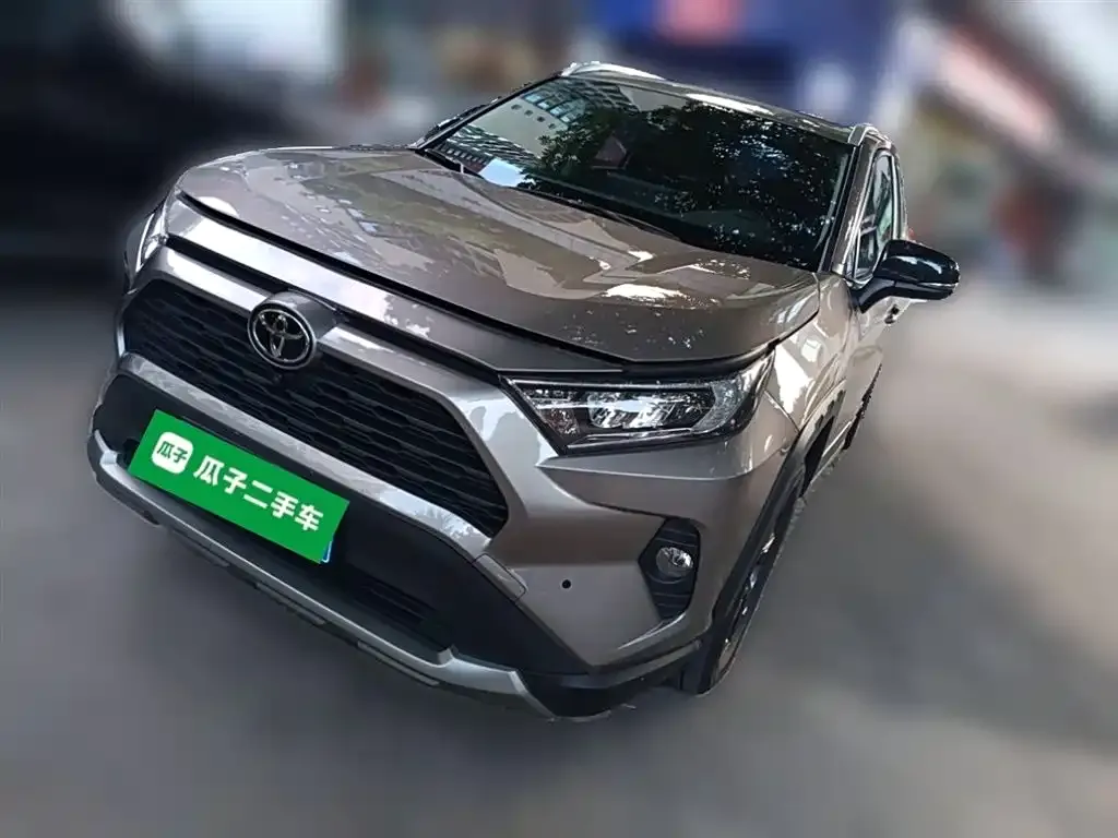 Toyota RAV4 — фото 1