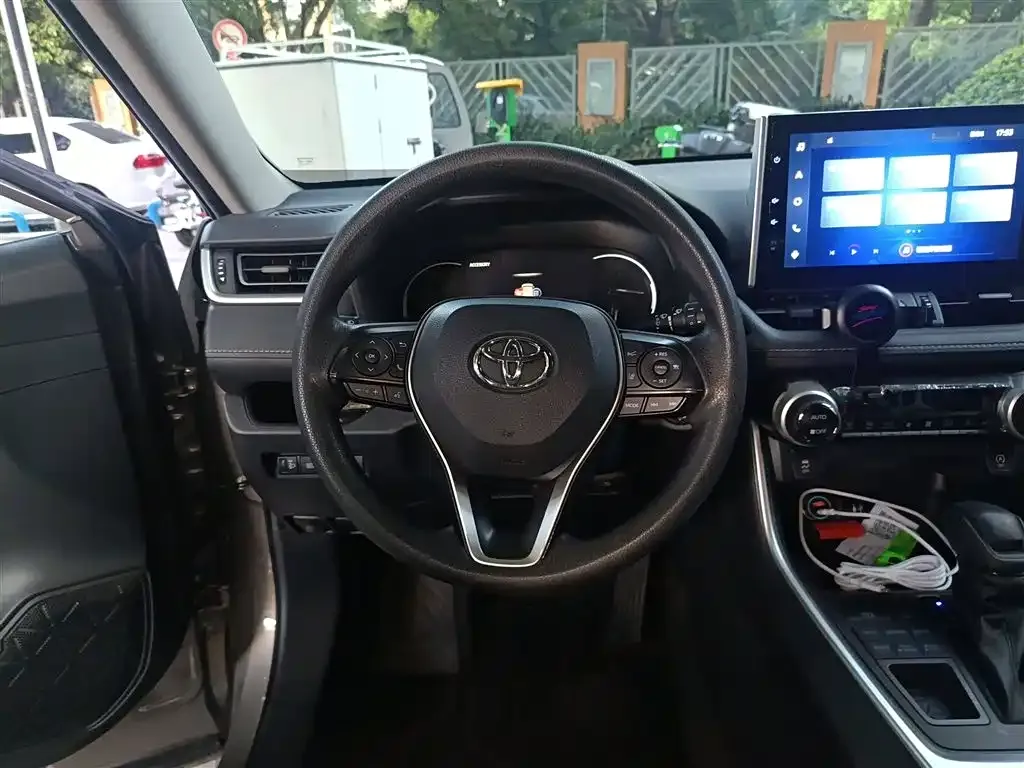 Toyota RAV4 — фото 3