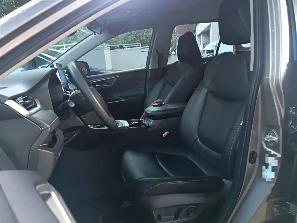 Toyota RAV4 — фото 8