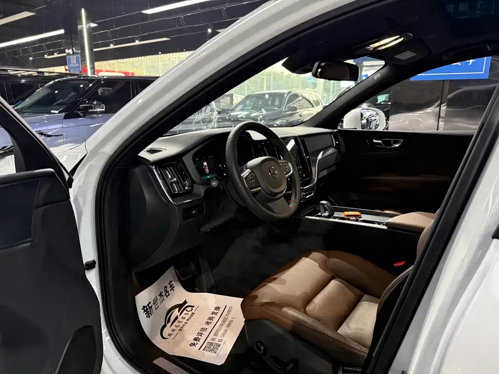 Volvo XC60 — фото 10