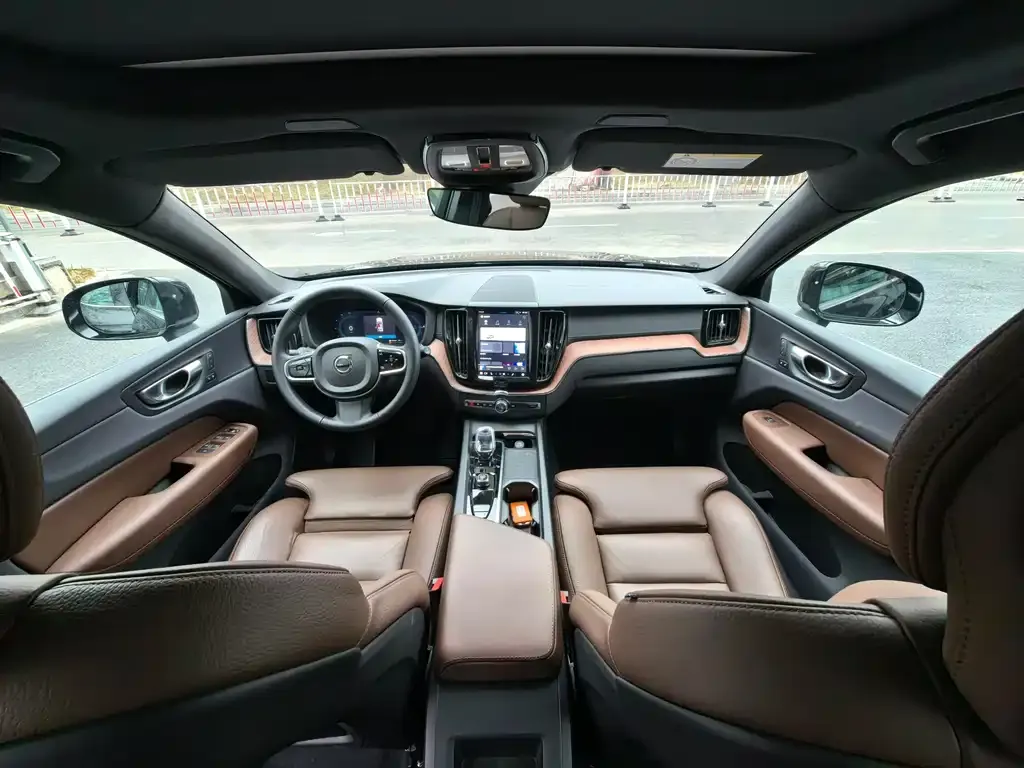 Volvo XC60 PHEV 2025 из CN, фото 2