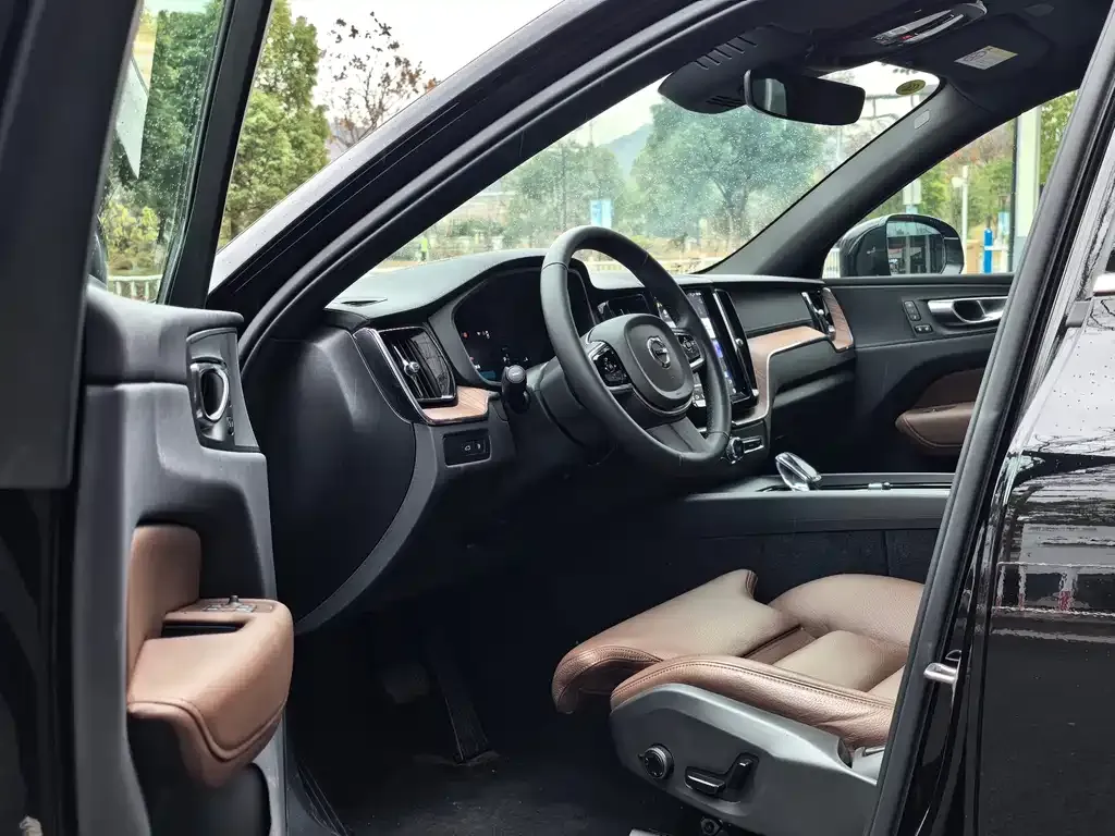Volvo XC60 PHEV 2025 из CN, фото 7