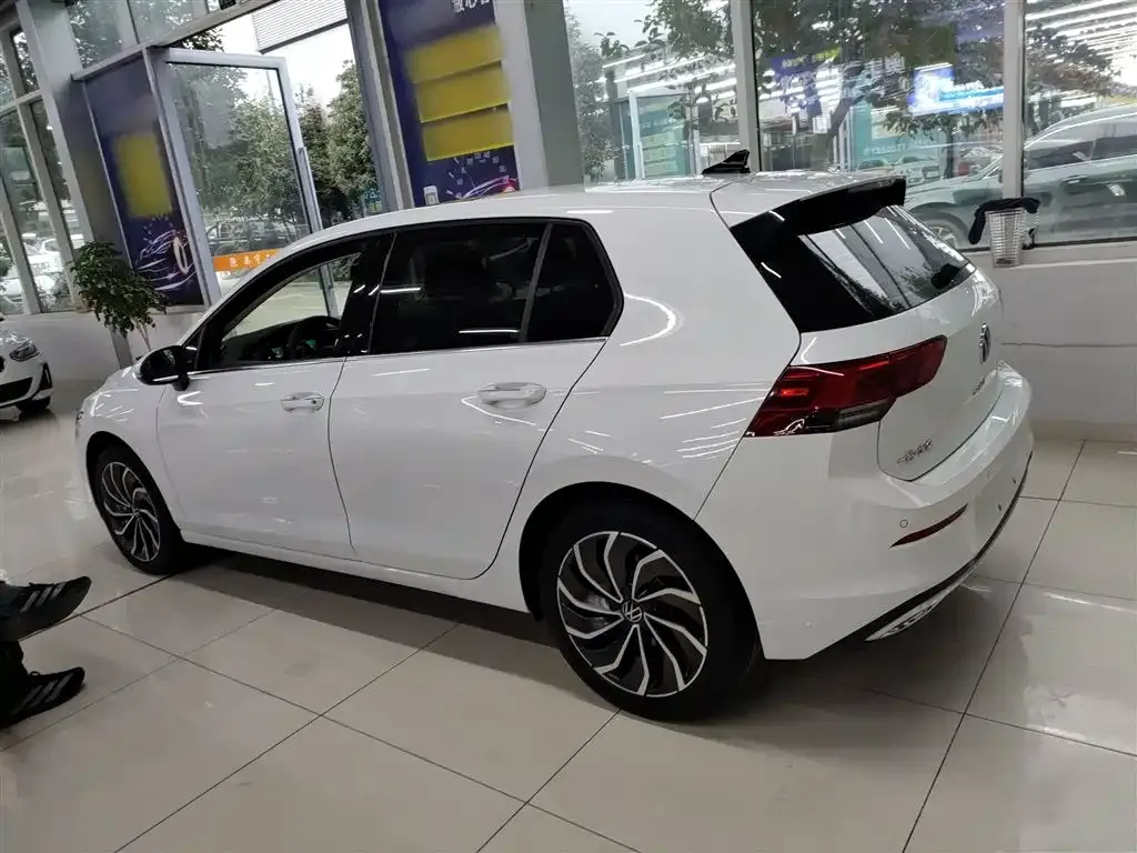 Volkswagen Golf 2024 из CN, фото 2