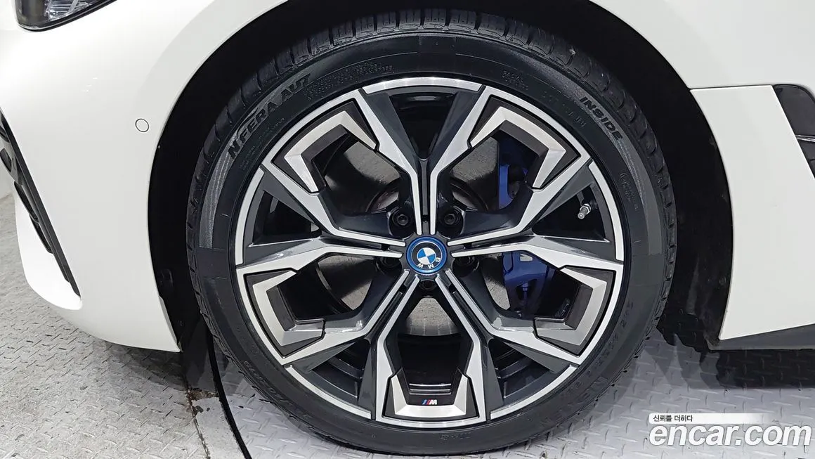 BMW i4 — фото 10