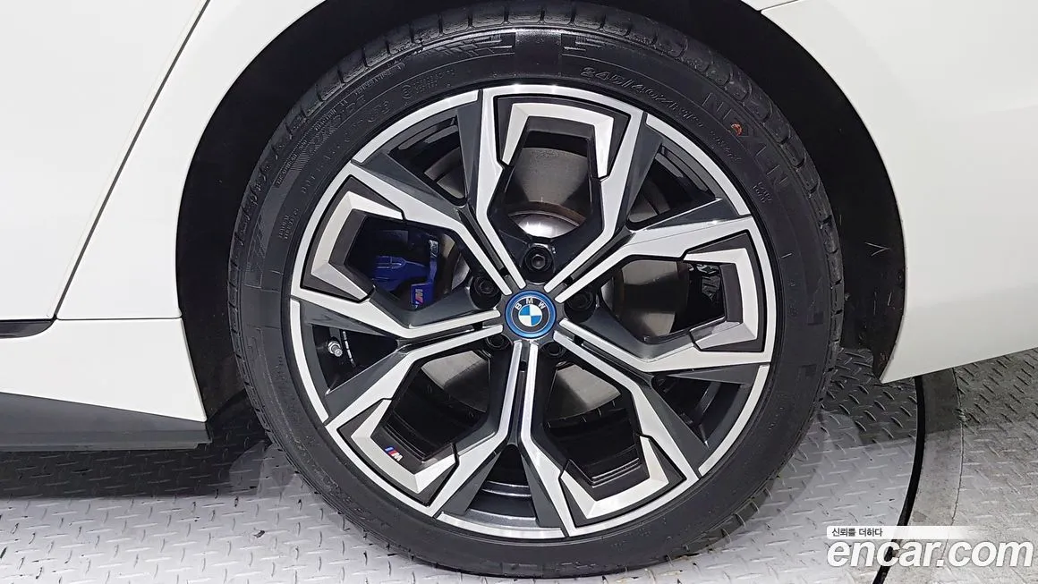 BMW i4 — фото 6