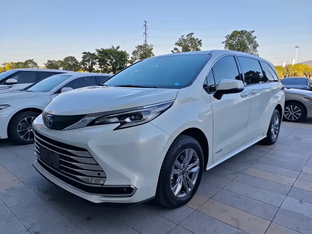 Toyota Sienna 2023 из CN, фото 1