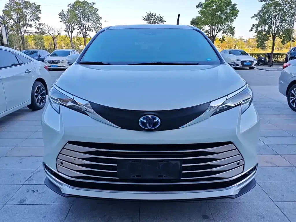 Toyota Sienna 2023 из CN, фото 3