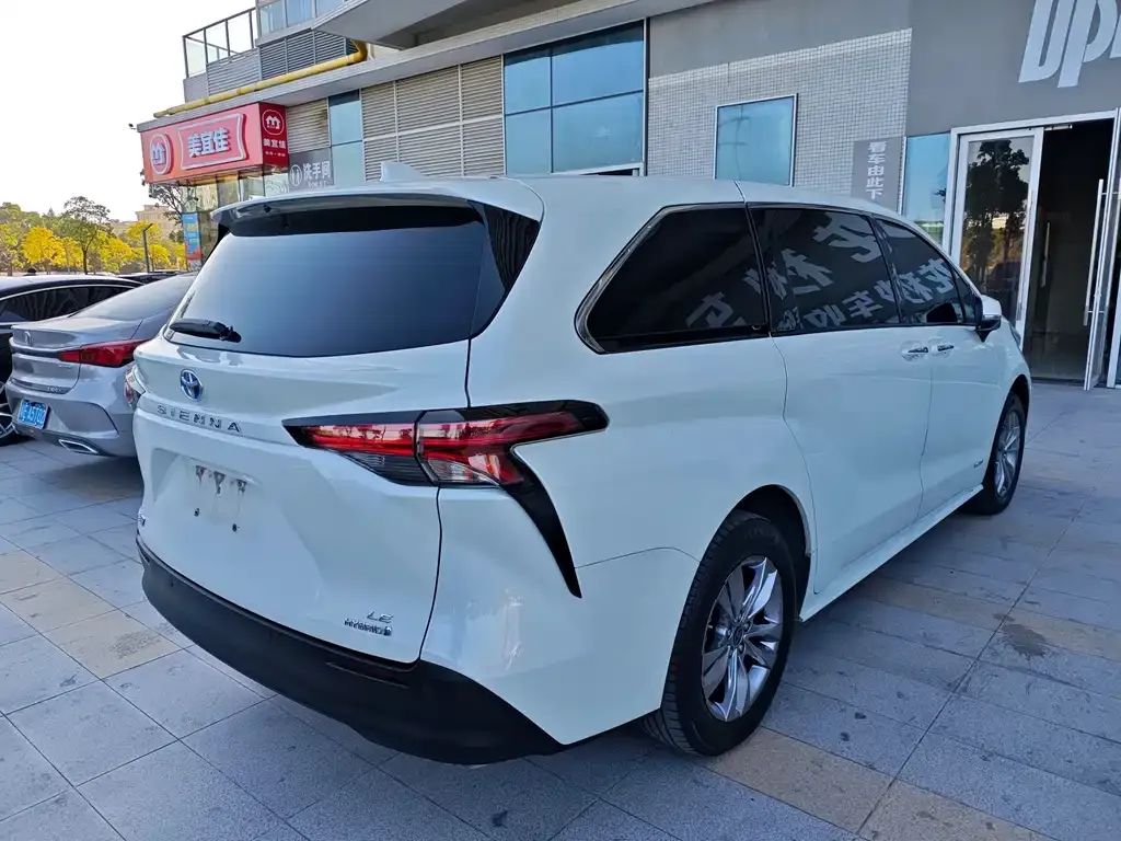 Toyota Sienna 2023 из CN, фото 2