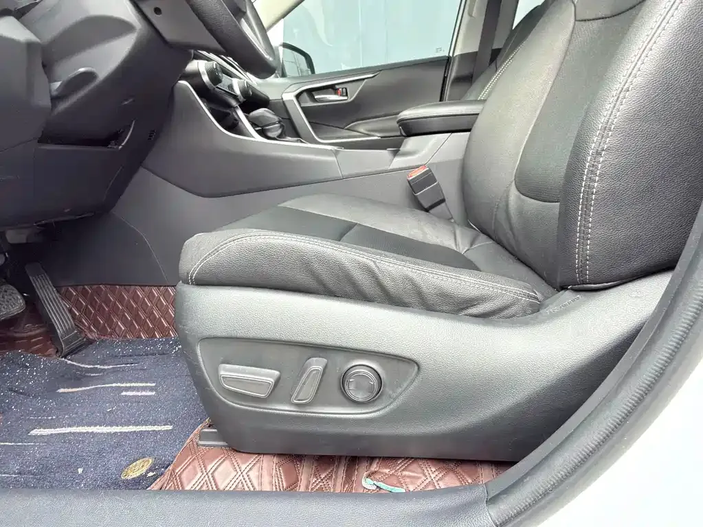 Toyota RAV4 2023 из CN, фото 2